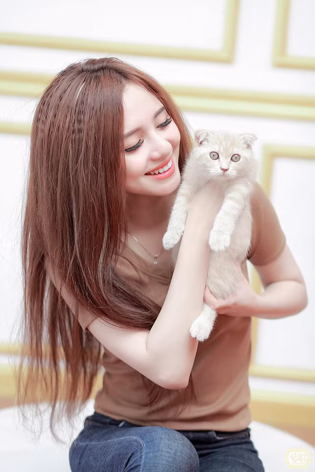 Ngân Quỳnh không ít lần đăng tải những dòng status, hình ảnh hay clip tự "dìm" bản thân khiến ai cũng phải "bật ngửa". Có lẽ vì tính cách cũng nghịch ngợm, vui tính nên những hình ảnh nhíu mày của cô nàng cũng chỉ để trêu đùa nhưng không ngờ nó có tính "sát thương" ghê gớm như vậy.