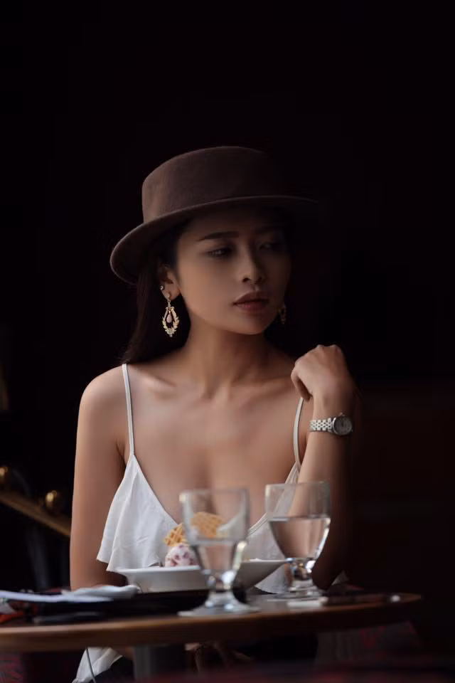 Sau khi những bức ảnh của cô gái làm náo loạn cộng đồng game thủ Việt Nam được đăng tải không lâu, danh tính của nữ nhân vật chính cũng được tìm ra và hóa ra đây là gương mặt chẳng xa lạ gì với dân mạng.