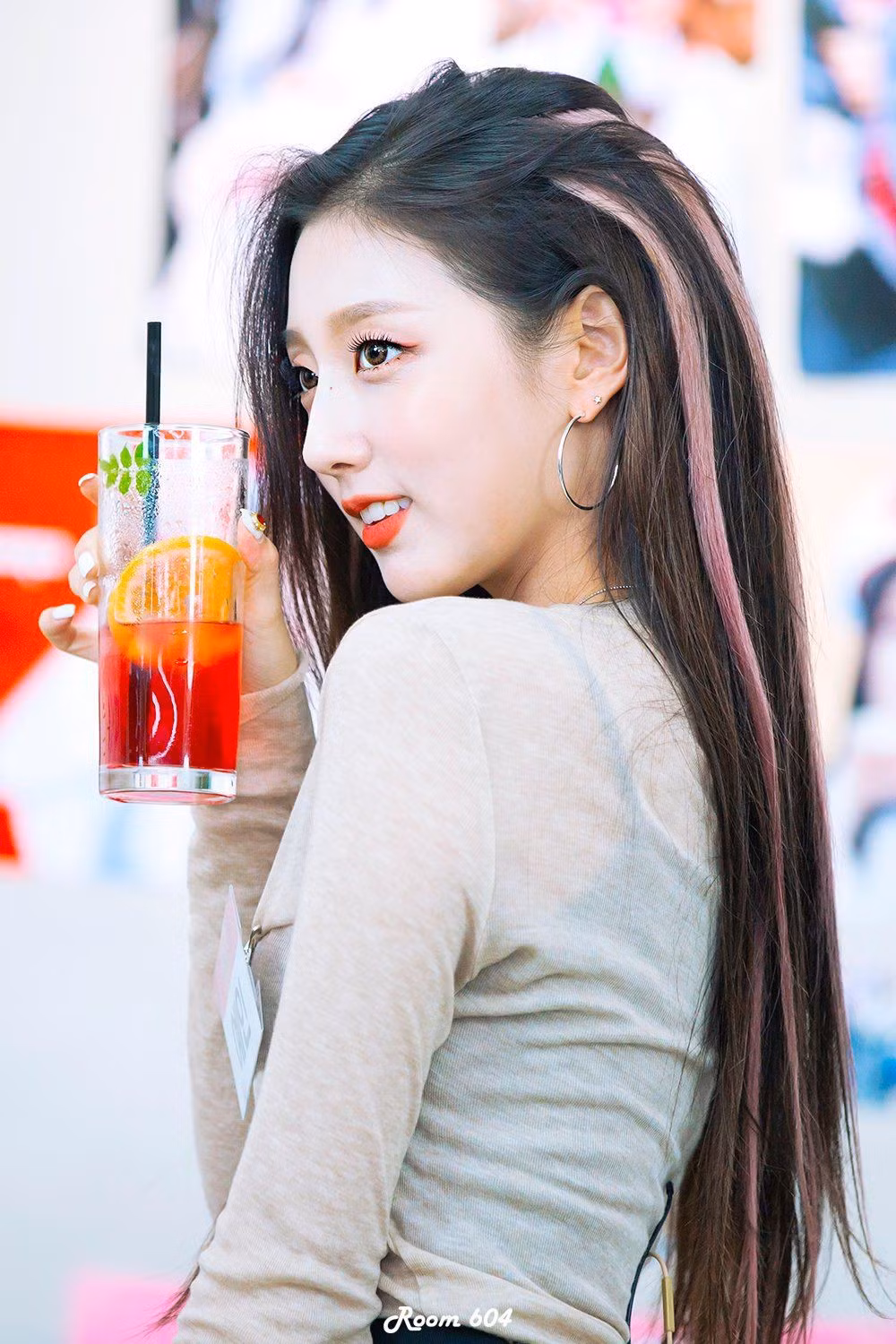 YooA (Oh My Girl): YooA được biết đến với vẻ ngoài được ví như “búp bê sống”. Nữ thần tượng được khán giả nhận xét là idol nữ có xương hàm thon gọn và khuôn mặt bé nhất Kpop, ước lượng chỉ bằng một chiếc CD. Ngoài ra, đôi mắt to tròn, bờ môi cong và làn da trắng mịn cũng là những nét đặc trưng giúp YooA chiếm thiện cảm người hâm mộ.