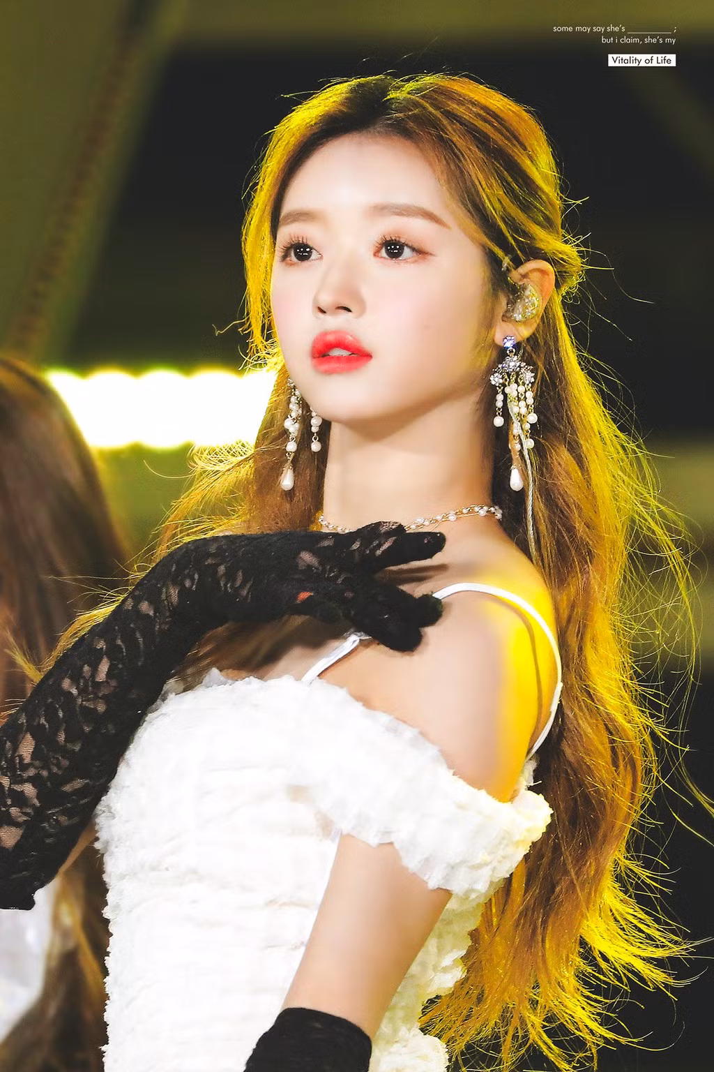  Yein (Lovelyz): Giữ vị trí visual của Lovelyz là Jiae song nhiều khán giả lầm tưởng vai trò này thuộc về Yein. Nữ thần tượng sinh năm 1998 sở hữu gương mặt khả ái, nụ cười tươi duyên dáng. Lợi thế chiều cao khiến cô trở nên nổi bật so với các thành viên trong nhóm. Cô cũng là thành viên sở hữu lượng fan nam đông đảo nhất Lovelyz.