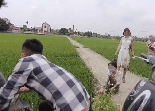 Mới đây trên mạng xã hội, những hình ảnh về 2 nữ mặc váy trắng là khách được mời về quê ăn cưới không may ngã xuống ruộng đã được đăng tải trên mạng xã hội và nhanh chóng trở thành chủ đề bình luận của dân mạng.