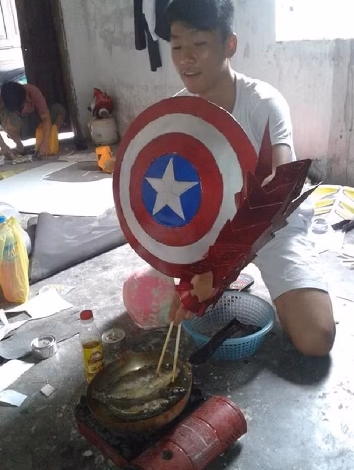 Khi Captain American cũng phải vào bếp rán cá.
