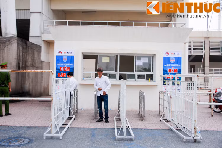 Sau tình trạng đông đúc và hỗn loạn vào giờ bán vé buổi sáng, buổi chiều chỉ còn lác đác người đến hỏi mua. Tuy khán giả chủ yếu muốn mua vé khán đài C, D nhưng đều nhận được câu trả lời:"hết vé từ đầu giờ sáng rồi".