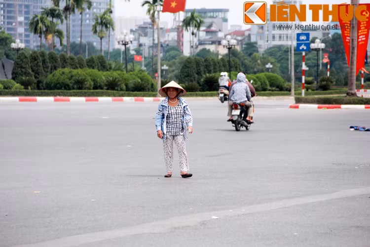 Giá vé khán đài C và D được phe vé đưa ra từ 2 triệu đến 2,5 đồng một cặp. Trong khi đó giá vé được niêm yết tại quầy bán vé chính thức chỉ có 1,2 triệu đồng/cặp.