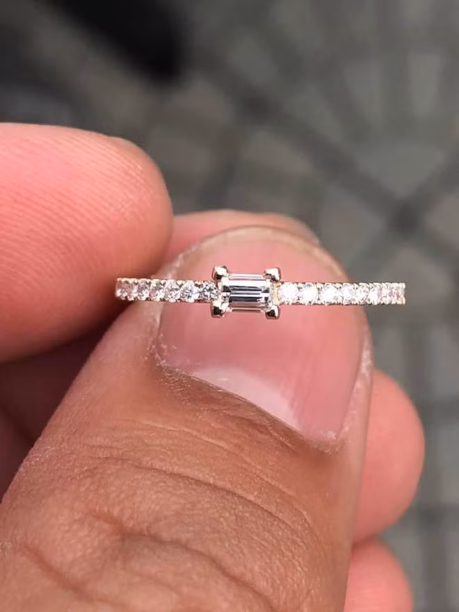 Theo đó, khi được bạn trai gửi cho hình chụp chiếc nhẫn của hãng Cartier, cô nàng đã vội hỏi giá ngay: "Đẹp quá, bao nhiêu vậy anh?". Về phía chàng trai, do muốn thử lòng bạn gái nên anh đáp lời: "Có 500 nghìn à em, kỷ niệm một tháng quen nhau".