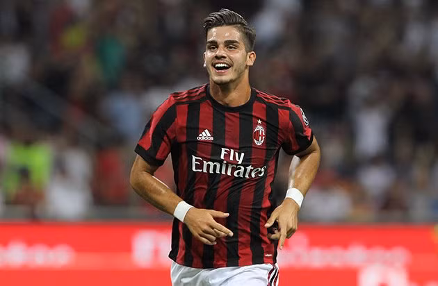 Các báo Tây Ban Nha và Gazzetta dello Sport của Ý đều đăng tin việc Valencia sẽ cố gắng thuyết phục AC Milan nhả Andre Silva. Nếu có thể kích hoạt thành công thương vụ nói trên, một hiệu ứng domino sẽ được xảy ra. Lúc này, AC Milan sẽ dùng tiền bán Andre Silva mua Angel Correa từ Atletico Madrid.