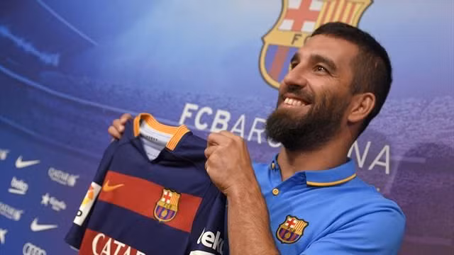 4 cái tên phải rời Barca: Theo thông tin chuyển nhượng bóng đá từ tờ Marca mới đây đã tiết lộ những gương mặt đầu tiên nằm trong danh sách bị đẩy đi khỏi sân Camp Nou. Arda Turan, Andre Gomes, Javier Mascherano và Jeremy Mathieu chính là những cầu thủ đầu tiên bị đem đi rao bán. Luis Enrique là người luôn ưu ái những gương mặt này, nhưng sự ra đi của ông sẽ thay đổi tất cả. Ảnh: Marca