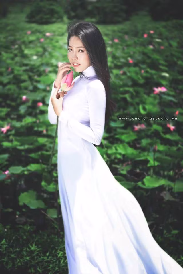 Sở hữu gương mặt trái xoan ưa nhìn, làn da trắng, sống mũi cao cùng đôi mắt có chiều sâu, Huỳnh Mai đã không biết bao lần làm siêu lòng khán giả cũng như ban giám khảo tại các cuộc thi mình tham gia.