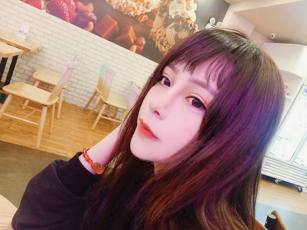 Nhưng khi có quyết tâm để có một gương mặt đẹp và thân hình mang dáng dấp nữ thần, Tú Nhi đã chiến thắng tất cả và cô đã thành công, được nhiều người biết tới.