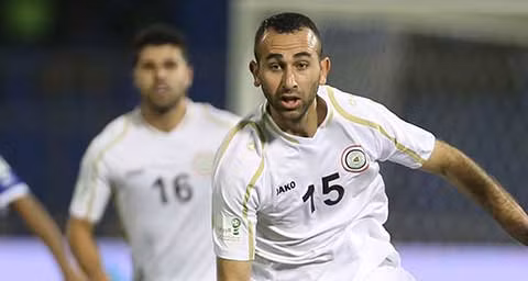 Justin Meram là tiền vệ chạy cánh này sinh ra tại Mỹ, từng chơi cho các đội trẻ Mỹ. Nhưng cầu thủ này quyết định khoác áo ĐT Iraq, vốn là quê hương của cha anh.