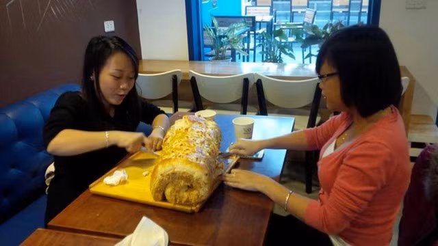 Một tiệm bánh ở Hà Nội cũng thu hút được nhiều thực khách khi đưa ra thách thức ăn hết chiếc bánh 2,1 kg trong vòng 30 phút tại quán. Số tiền dành cho khách hàng chiến thắng đó là 1 triệu đồng.