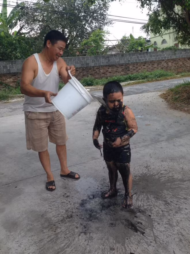 Theo như chia sẻ của chủ clip thì cậu bé này mới tập đi xe đạp. Khi không làm chủ được tay lái thì cậu chàng đã bí quá hóa liều và lao ngay xuống con mương gần đó để phanh lại.