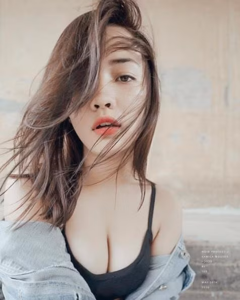 Kamilla Nguyễn (sinh năm 1999) có cha là người Việt và mẹ là người Nga. “Bông hồng lai” nhận được nhiều lời khen khi có vẻ ngoài gợi cảm, nóng bỏng.