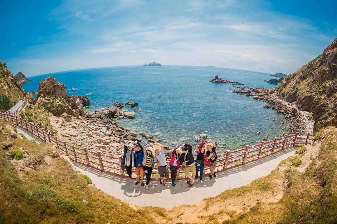 Sát đó là bãi “Đá đẻ” với những viên đá như những quả trứng, đủ các kích thước và màu sắc, tạo nên 1 bức tranh thiên nhiên vô cùng tươi đẹp hút du khách khi đến du lịch Quy Nhơn.