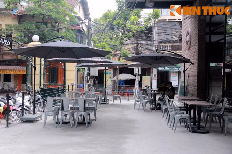 Nếu như khu Zone 9 trước đây mang khá nhiều phong cách từ cổ điển, "xì tin", hiện đại, thì The Yard lại mang phong cách châu Âu với nhiều gian hàng được bày trong cùng một khu tổ hợp.