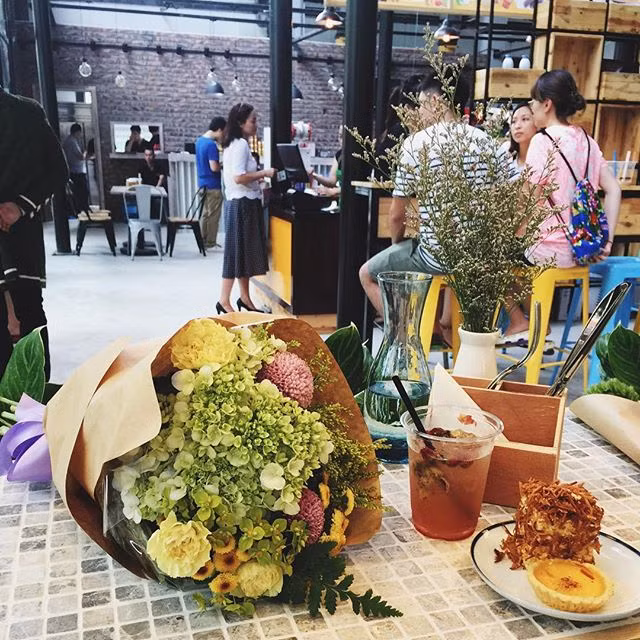 Không gian khu tổ hợp ăn chơi được các bạn trẻ mới đến đây chia sẻ lên trang Instagram.