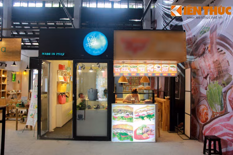 Một cửa hàng bánh mì tại The Yard.