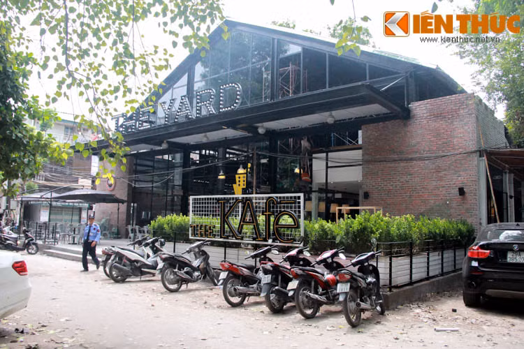 Với 8000m2 diện tích mặt sàn, The Yard là một tổ hợp bao gồm rất nhiều dịch vụ như ăn uống, cafe, mua sắm và vui chơi giải trí.