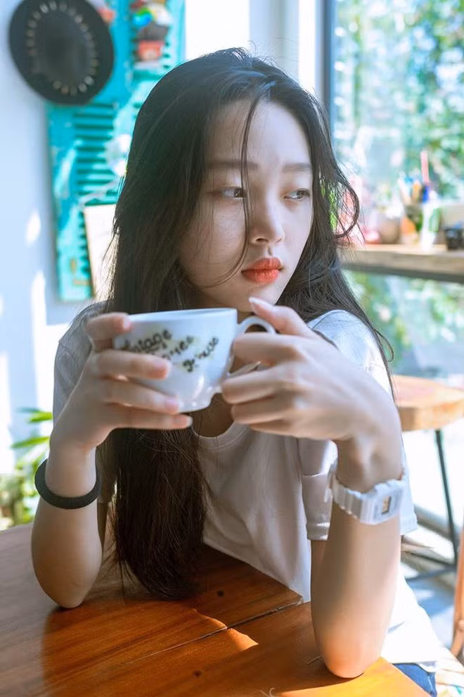 Nói qua một chút về nhân vật chính "con ghẻ quốc gian", Sulli khiến truyền thông phải nhắc đến mình như một nữ thần nhan sắc luôn ở đỉnh cao.