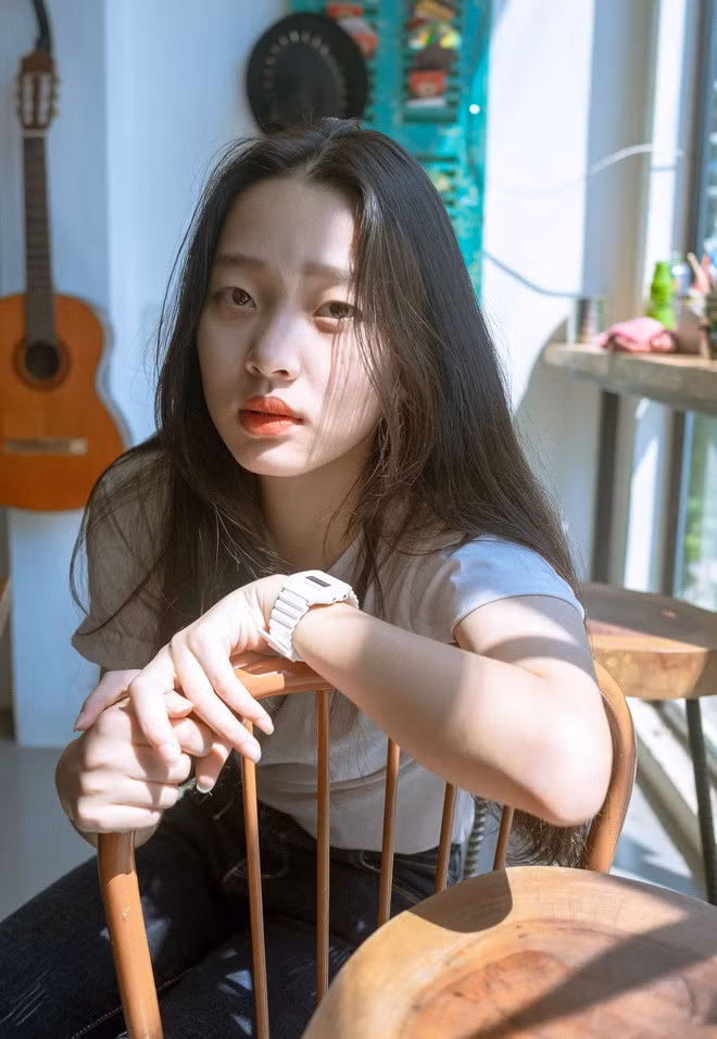 Khác với những người đẹp dao kéo hay khoe thân ở Hàn Quốc, Sulli chẳng cần phải gồng mình hay cố gắng để tỏ ra xinh đẹp.