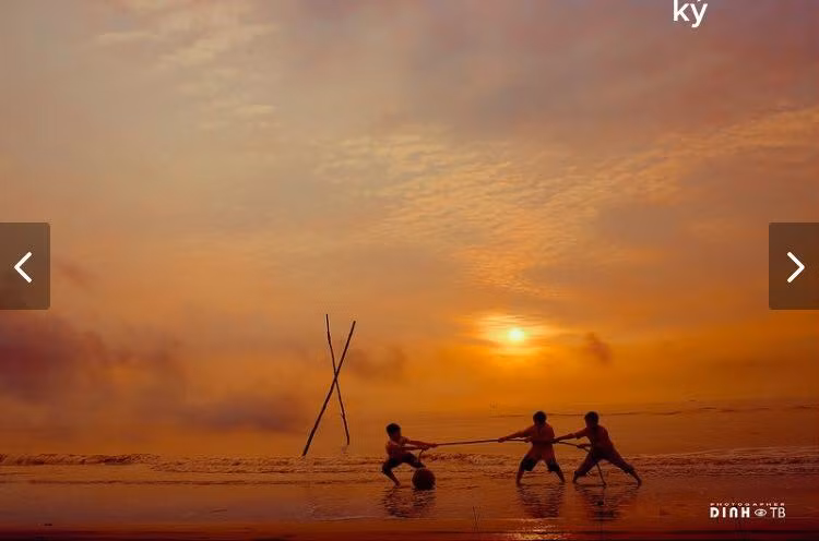 Có bãi cát trải dài và thoai thoải, Cồn Vành là địa điểm lý tưởng cho các gia đình cho trẻ em tắm biển. Nước không quá sâu và sóng vừa phải, các bạn trẻ không ngần ngại xuống tận biển để chụp ảnh lưu niệm.
