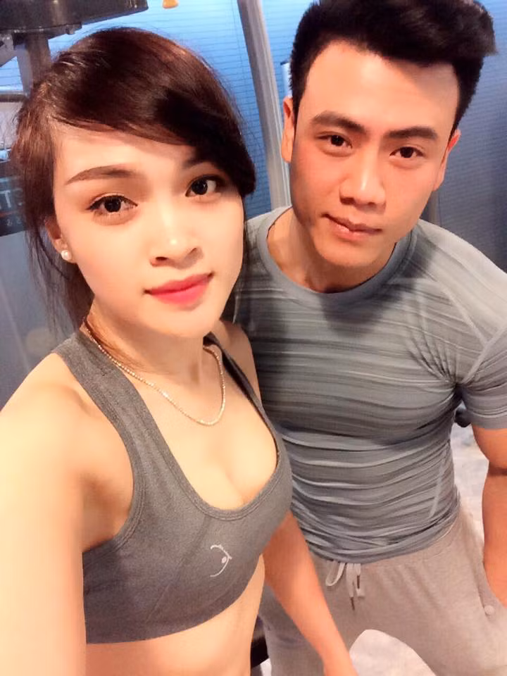 Gap HLV the hinh Ha thanh dep trai, than hinh 6 mui