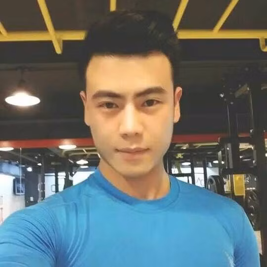 Anh chia sẻ thêm về bí kíp để có một thân hình đẹp: "Mọi người đi tập không có hướng dẫn của HLV nên mọi người thường nhìn nhau tập và copy một cách sai lệch trong tập luyện, nên có những trường hợp bị lệch lạc cơ thể và có thể gây đến chấn thương cơ, dây chằng trong tập luyện. Vì vậy hãy chọn cho mình một người hướng dẫn bạn từng động tác và chế độ ăn cũng rất quan trọng".