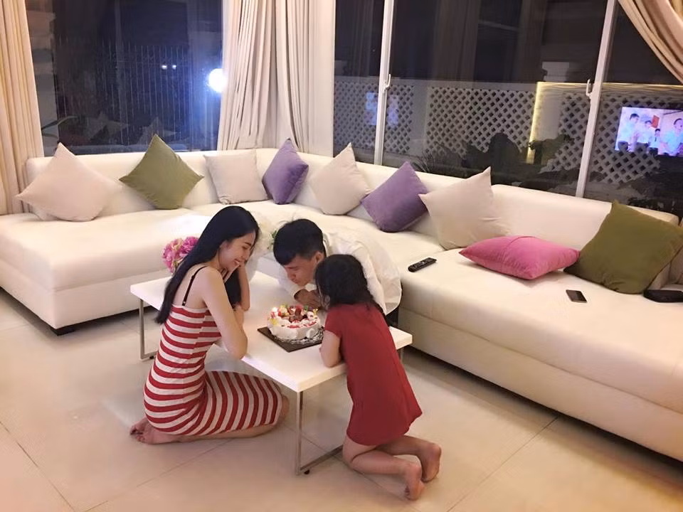 Như đã chia sẻ trước đó, sau khi nói lời từ giã sân cỏ, Công Vinh dành nhiều thời gian cho gia đình, cho cô vợ xinh đẹp Thủy Tiên và cho Bé Gạo. Đây là điều mà những năm tháng qua, chàng cầu thủ xuất sắc nhất lịch sử bóng đá Việt này chưa làm được.