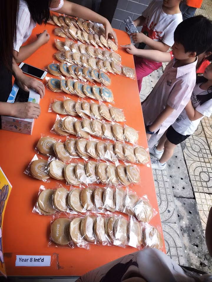 Cụ thể, cựu tiền đạo của ĐT Việt Nam chia sẻ trên trang cá nhân bức ảnh dắt tay con gái đến trường kèm theo dòng trạng thái: "Trường Gạo tổ chức hội chợ từ thiện các lớp tự làm tự bán, nhìn cây chùm ruột thấy trở về tuổi thơ quá đi."