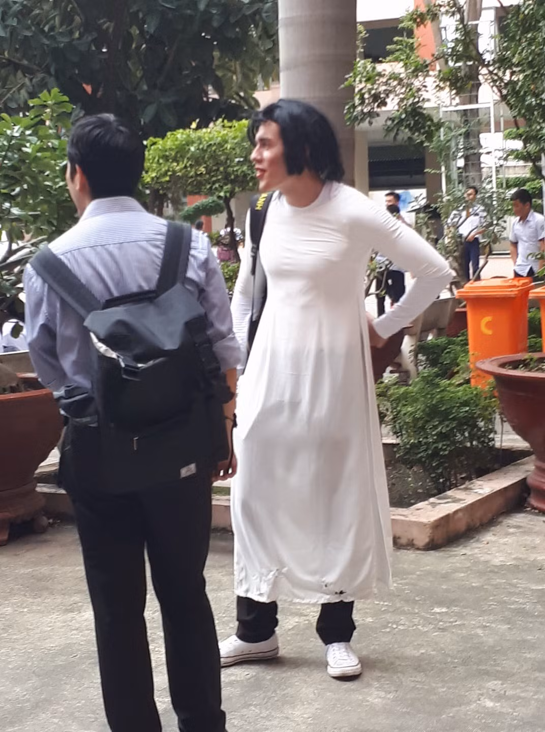 Thay giao Tay dep trai doi toc gia len lop gay sot
