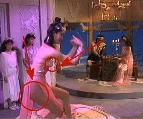 Dù là phim cổ trang được đầu tư lớn song “Sở Kiều truyện” để lọt khá nhiều sạn. Hình ảnh căn biệt thự thời hiện đại xuất hiện trong một khuôn hình phim.