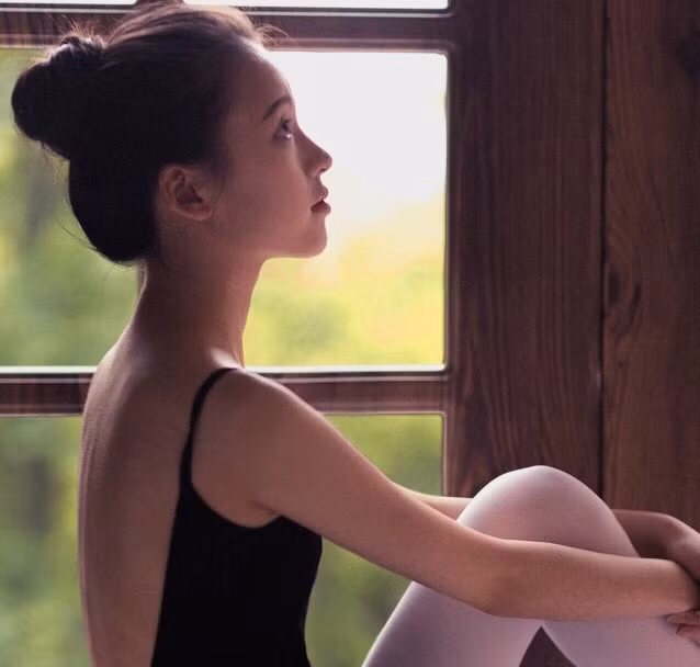 Không chỉ vậy, những clip ngồi chơi đàn piano với thần thái cực nhập tâm của Tiểu Ying khiến người xem như đồng điệu và bị cô hút hồn qua từng cử động trên ngón tay.
