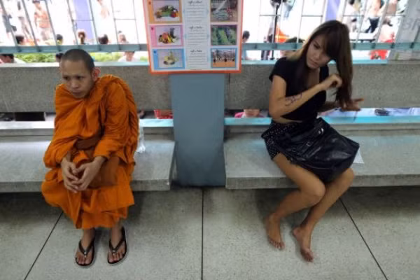 Trong lúc chờ đợi tới lượt mình khám thì họ có thể tranh thủ làm đẹp. Nhìn những người chuyển giới này đẹp chẳng khác gì con gái.