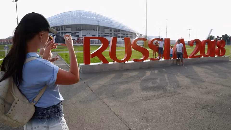 Moscow chi khoảng 5 tỷ USD vào phát triển hệ thống giao thông phục vụ sự kiện World Cup. Số tiền này được phân bổ vào tái thiết và xây dựng hơn 100 hạng mục, trong đó gồm hạ tầng sân bay và hệ thống đường bộ được ưu tiên.