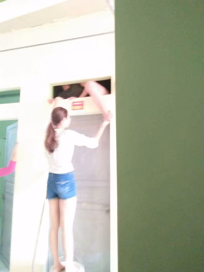 Trong ảnh, cô gái đang cố sức trèo cửa, chui qua lỗ thông gió để vào phòng sau khi rơi mất chìa khóa khiến dân mạng chú ý. Ô thông gió thì bé nhưng điều đó chẳng phải vấn đề, cô gái đã tìm mọi cách để leo vào bằng được. Cô gái đặt một cái xô dưới đất, đứng lên để tạo độ cao cần thiết rồi leo lên. Dưới đó, cô gái có lẽ cùng phòng đang tìm cách giúp đỡ cổ vũ bạn leo vào.