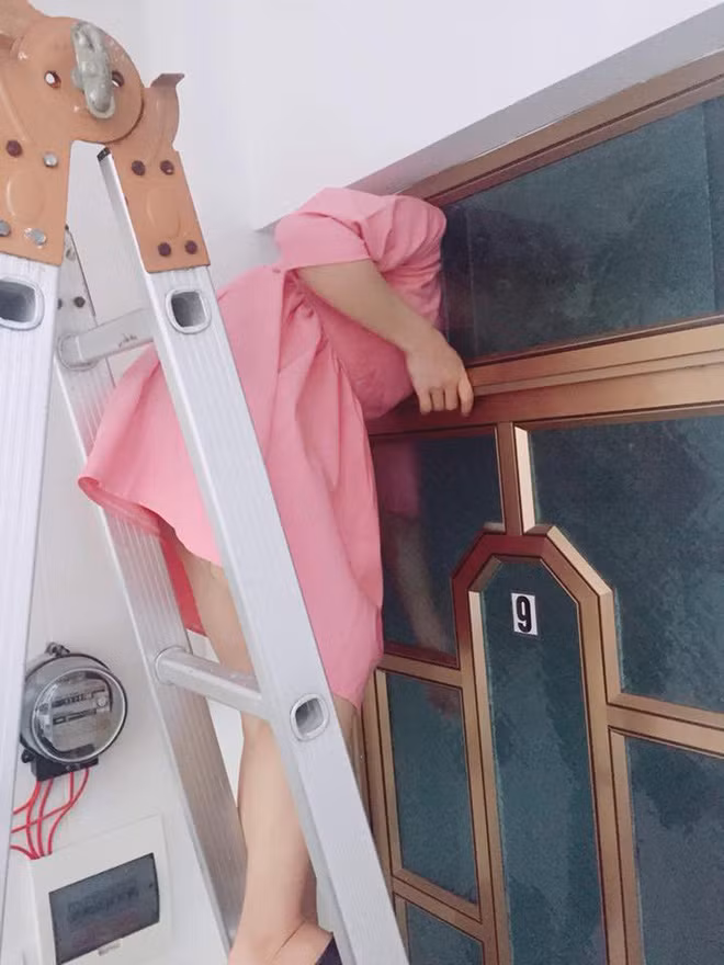 Ngay sau khi được chia sẻ, bức ảnh hội chị em trèo tường đã gây được sự thích thú cho dân mạng. Nhiều người cho rằng cô gái cũng "ngầu" quá khi mạnh dạn leo tường cao. Số khác tỏ ra ngạc nhiên vì hóa ra ô cửa nhỏ thế nhưng chui qua vẫn tốt. Nhiều người cũng kể về kỷ niệm leo tường khi mất chìa khóa của mình.