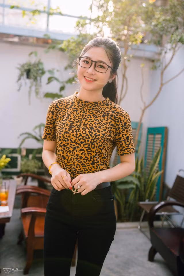Dù xuất hiện trong bất kì gu thời trang nào từ lịch sự cho đến những bộ đồ ở nhà, Kim Khánh đều vô cùng xinh đẹp và khiến không ít cánh mày râu phải xuyến xao.