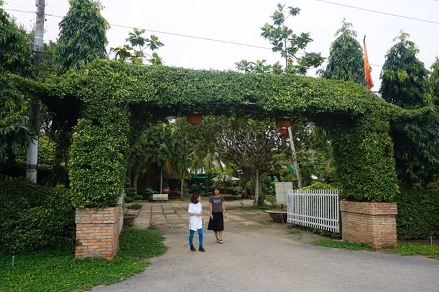 Tọa lại tại Tỉnh Lộ 887, Ấp 2, Xã Phú Nhuận - TP Bến Tre, khu du lịch Lan Vương được mệnh danh là thiên đường vui chơi thú vị với không gian rộng lớn, thiên nhiên hoang sơ, sông nước mênh mông. Đây cũng là địa điểm được nhiều bạn trẻ Sài Gòn lên lịch để đi chơi dịp nghỉ lễ 30/4 - 1/5 sắp tới. Ảnh trong bài: Ivivu.