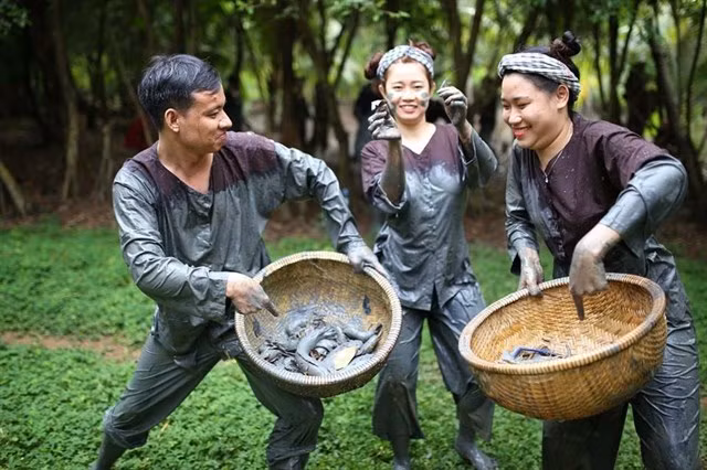 Từ những mảnh ruộng hoang sơ, khu du lịch Lan Vương đã được thiết kế tạo thành khu sinh thái sông nước miệt vườn, trong đó dòng sông nhỏ trải dài cả khu.