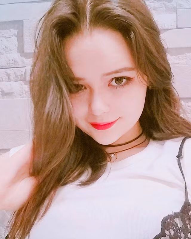 Với loạt ảnh với biểu cảm dễ thương như chu môi, nháy mắt bông hồng lai Mageialu gây được thiện cảm ngay từ những ánh nhìn đầu tiên.
