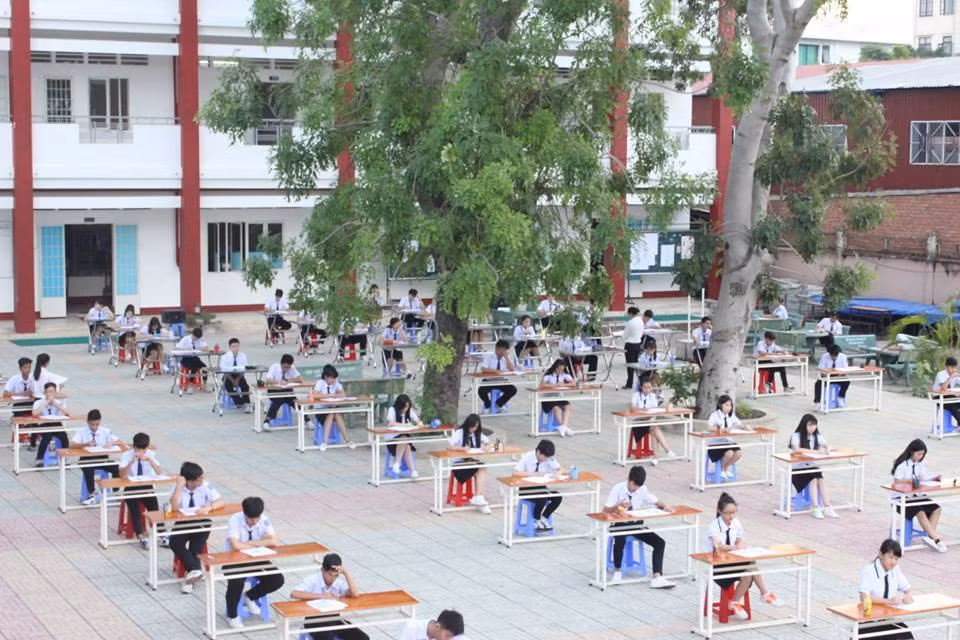 Nhiều cư dân mạng đã ý kiến tỏ ra hoan nghênh với cách làm của Hội đồng thi của trường THPT này khi tổ chức một kỳ thi nghiêm túc như này để tìm được chất lượng chuẩn của thí sinh.