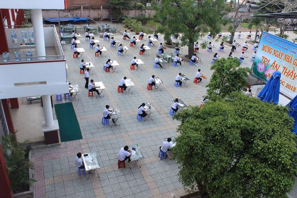 Mới đây những bức ảnh chụp trong kỳ thi học kỳ của trường THPT An Dương Vương - TP HCM đã khiến cư dân mạng bàn tán xôn xao. Xem những bức ảnh này nhiều cư dân mạng đã cho rằng đây là kỳ thi bá đạo nhất mà họ từng thấy.