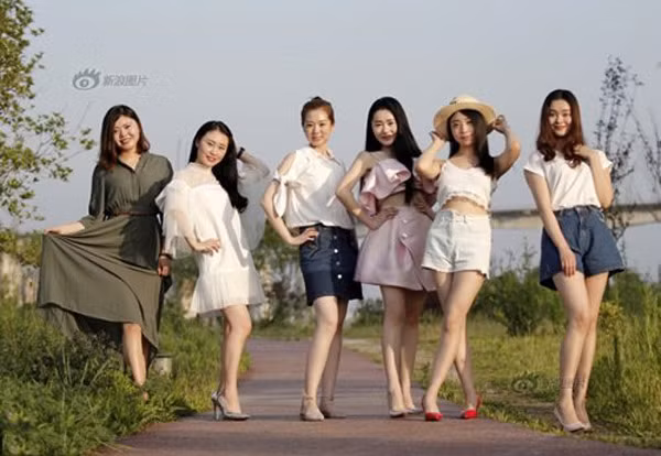 Nhiều dân mạng còn gay gắt bình luận rằng: "Đây là y tá à? Họ chữa bệnh liệt dương hay sao mà lại phải vén váy áo lên khoe chân như thế? Thật lố bịch!".