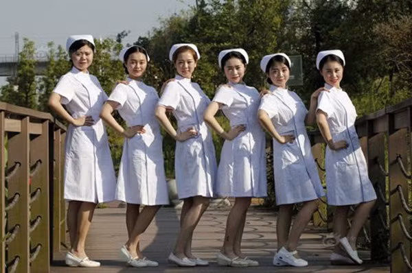 Chủ nhân của những bức ảnh này là các nữ y tá tại một bệnh viện ở Toại Ninh, Tứ Xuyên, Trung Quốc. Họ chụp bộ ảnh này để chào mừng ngày Y tá thế giới 12/5.
