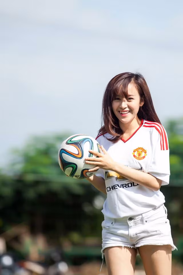 Ngắm bộ ảnh mới với trái bóng của Bà Tưng.