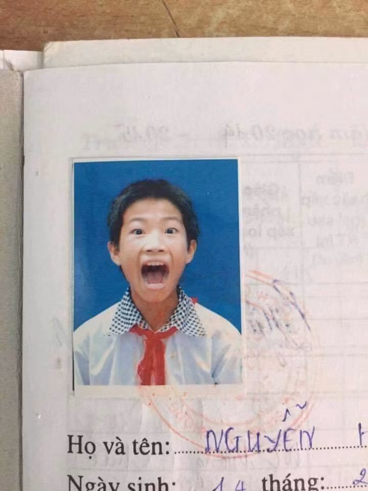 Mặt nghiêm trang của bức ảnh thẻ đã được phá vỡ quy luật.