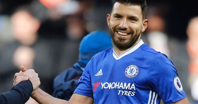 Pep Guardiola bất ngờ nhả người cho Chelsea: Theo nguồn tin nội bộ từ nhà báo uy tín Manu Sainz của tờ AS chia sẻ trên trang cá nhân Twitter, Guardiola sẵn sàng nói “OK” nếu phía Chelsea đưa ra một mức giá hợp lý đủ để thuyết phục ông chia tay tiền đạo Sergio Aguero. “Sát thủ” người Argentina thật ra đã bị nghi ngờ sẽ rời Man City nửa sau mùa giải trước khi chân sút này thường xuyên dính chấn thương và Pep có phần ưu ái tân binh trẻ tuổi Gabriel Jesus kể từ khi tiền đạo 19 tuổi người Brazil chuyển tới Etihad và đe dọa vị trí đá chính của “El Kun”. Ảnh: AS