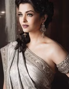 Cô từng giành giải thưởng Filmfare cho nữ diễn viên xuất sắc nhất với vai diễn trong Hum Dil De Chuke Sanam (1999). Cô cũng nhận được lời khen ngợi cho vai diễn một nạn nhân bị cưỡng hiếp trong MyWibes Dil Aapke Paas Hai (2000).