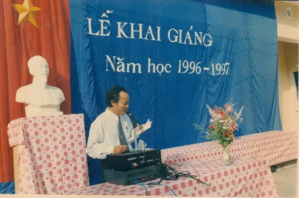 Những tiết mục văn nghệ cây nhà lá vườn trong lễ Khai giảng là phần được nhiều người mong đợi chứ không phải như hiện tại, nhiều ngôi trường sẵn sàng mời ca sĩ về hát phục vụ, đó là các học sinh cũ của trường nay đã thành danh trên con đường nghệ thuật.