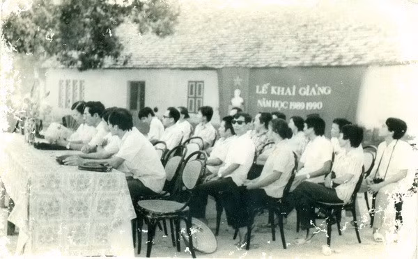Những hình ảnh này nhanh chóng được lan truyền trên mạng xã hội và những câu chuyện hoài niệm về lễ khai giảng xưa đã được nhiều người nhớ lại và kể ở phần bình luận của mỗi bức ảnh.